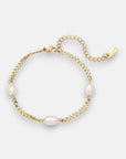 A delicate vergoldetes Armband by Princess Goes Hollywood with 18K Goldbeschichtung, three evenly spaced Süsswasserperlen, lobster clasp, and an adjustable “KLS” engraved extension chain lies flat on a plain light background.