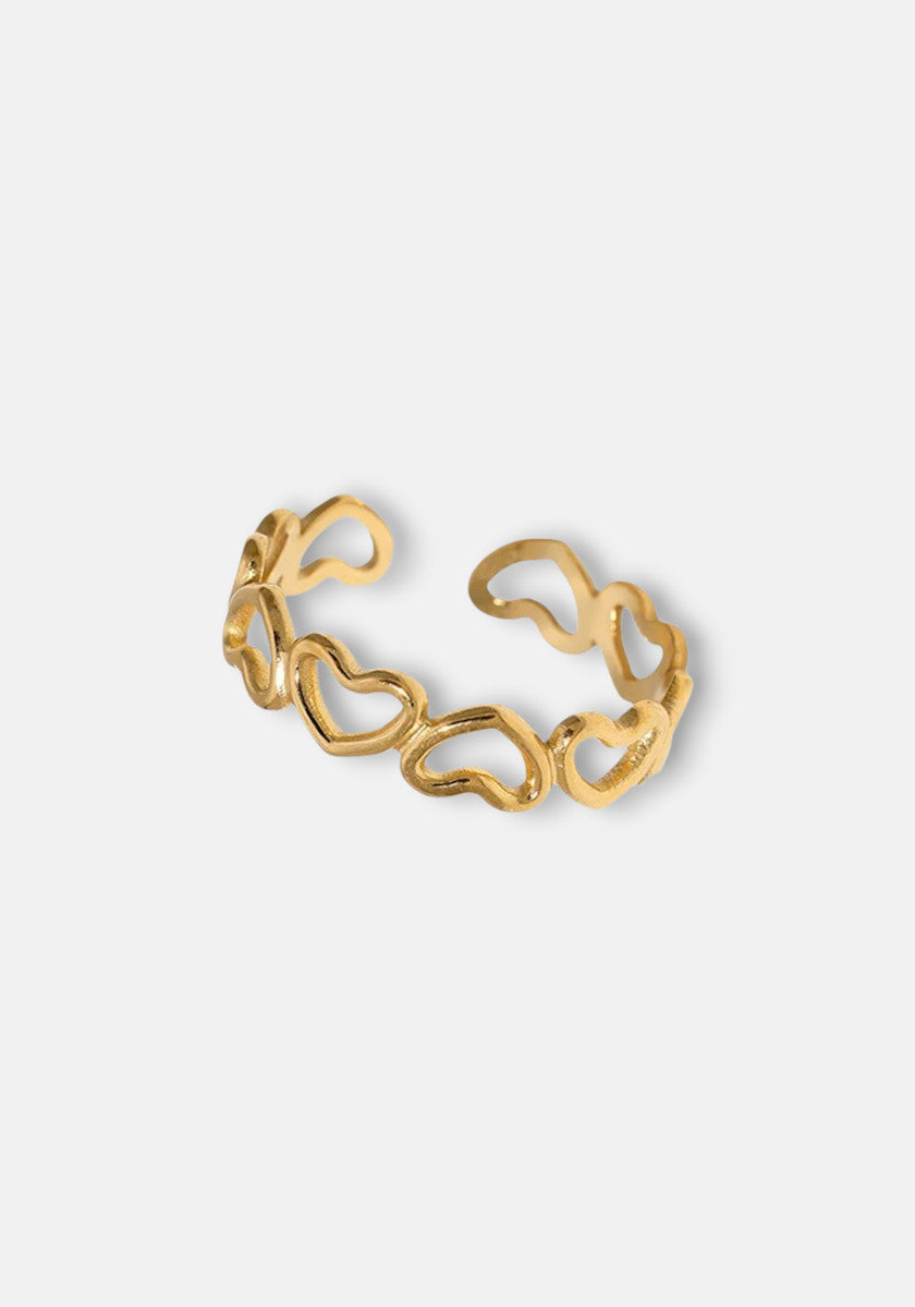 Ein vergoldeter, verstellbarer Ring von Princess Goes Hollywood besticht durch ein offenes Band und ein bezauberndes Herzmotiv aus verbundenen, hohlen Herzen vor schlicht weißem Hintergrund.
