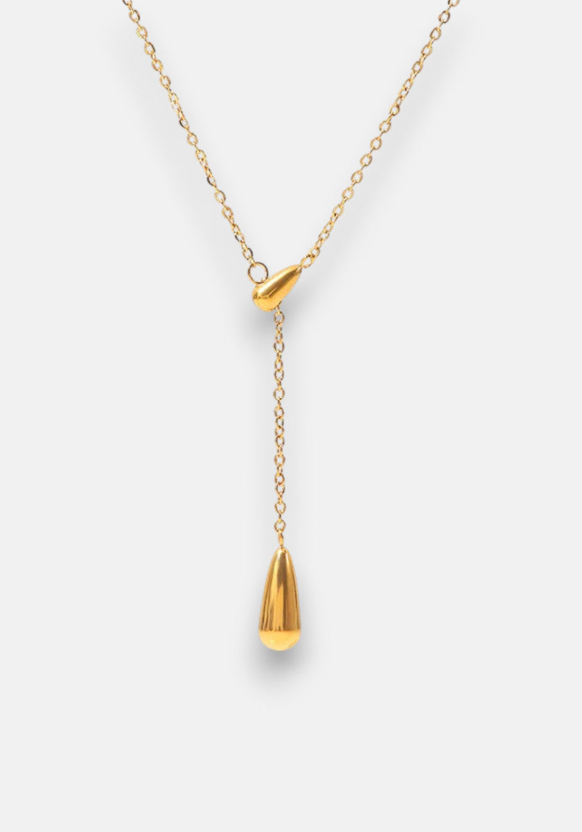 A delicate Y-Halskette by Princess Goes Hollywood, featuring a fine chain with a smooth Tropfenanhänger and matching oval bead, all elegantly crafted with 18K Goldbeschichtung for a simple yet sophisticated lariat design.