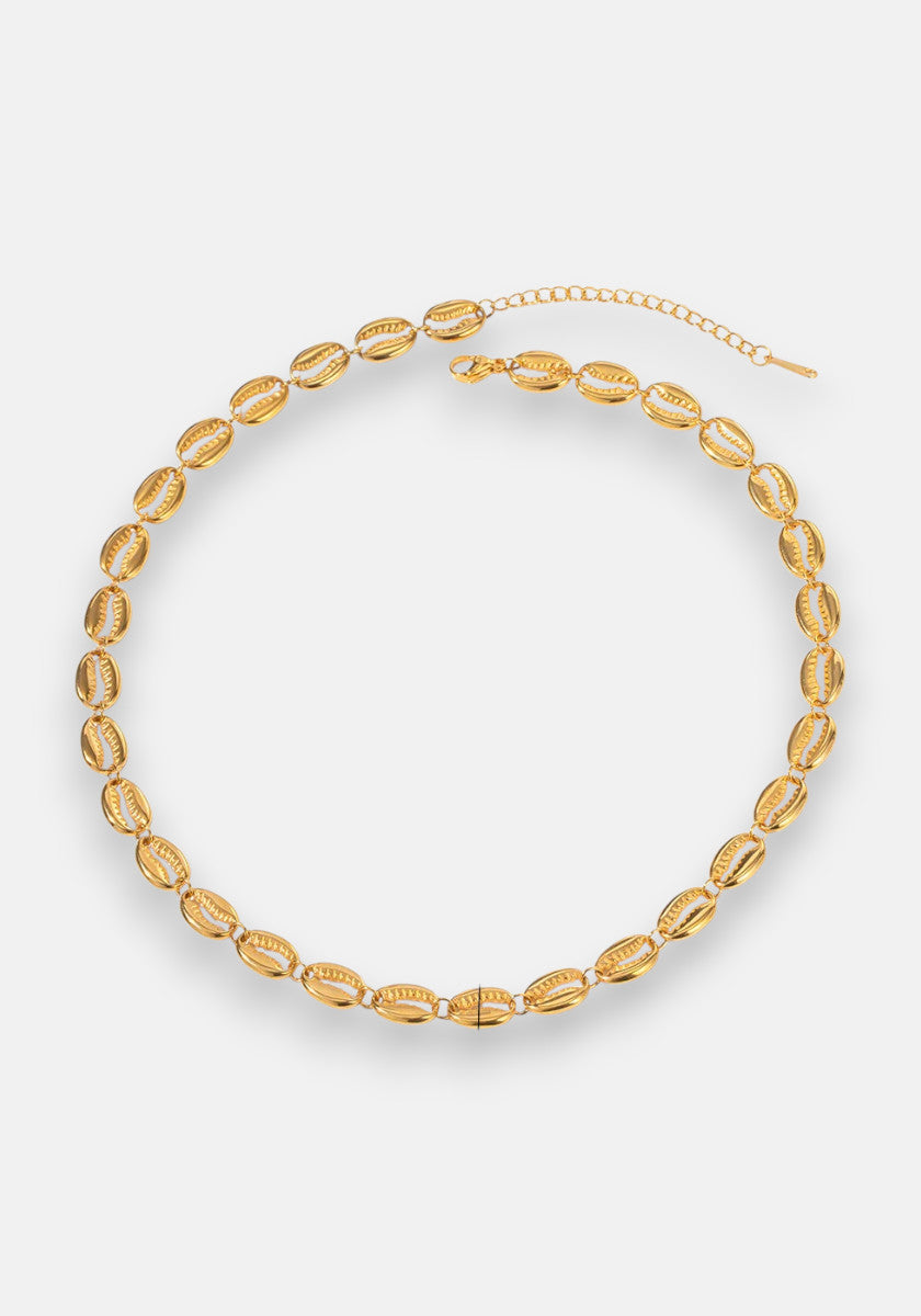Die Statement-Halskette von Princess Goes Hollywood besteht aus Muschelgliedern in Kreisform, ist mit eleganter 18K-Goldbeschichtung versehen und besitzt einen verstellbaren Verschluss. Präsentiert auf schlichtem weißem Hintergrund.
