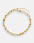 Die Statement-Halskette von Princess Goes Hollywood besteht aus Muschelgliedern in Kreisform, ist mit eleganter 18K-Goldbeschichtung versehen und besitzt einen verstellbaren Verschluss. Präsentiert auf schlichtem weißem Hintergrund.