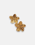 A pair of shiny, goldfarben Ohrstecker from Princess Goes Hollywood, shaped like five-petal flowers with textured lines and a natural, slightly curved design. Made from Edelstahl and displayed on a plain white background.
