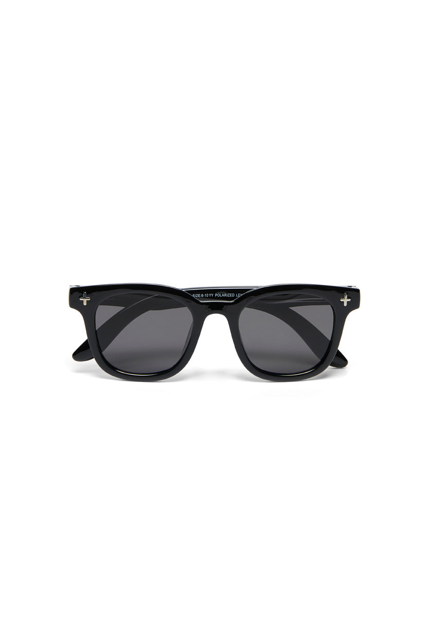 A black rectangular Okkia Kinder-Sonnenbrille with dark lenses, made from flexible TPEE-Material, is centered on white. Its glossy frame has metallic cross accents by the hinges and outward-angled arms that offer zuverlässigen Schutz.