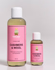 Zwei Princess Goes Hollywood-Flaschen - 240 ml und 50 ml - mit rosa Etiketten und grüner Krone stehen nebeneinander. Sie sind ideal als Kaschmir-Shampoo oder -Waschmittel geeignet, um Ihre empfindlichen Strickwaren zu pflegen.