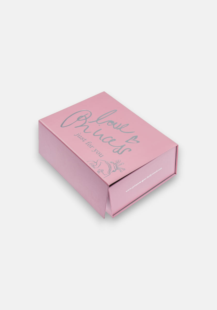 A rectangular light pink Geschenkbox by Princess Goes Hollywood with silver text on the lid reading love, Olivia’s just for you and a hand-drawn heart and flower. The box is slightly open, showing its sturdy build against a plain white background.