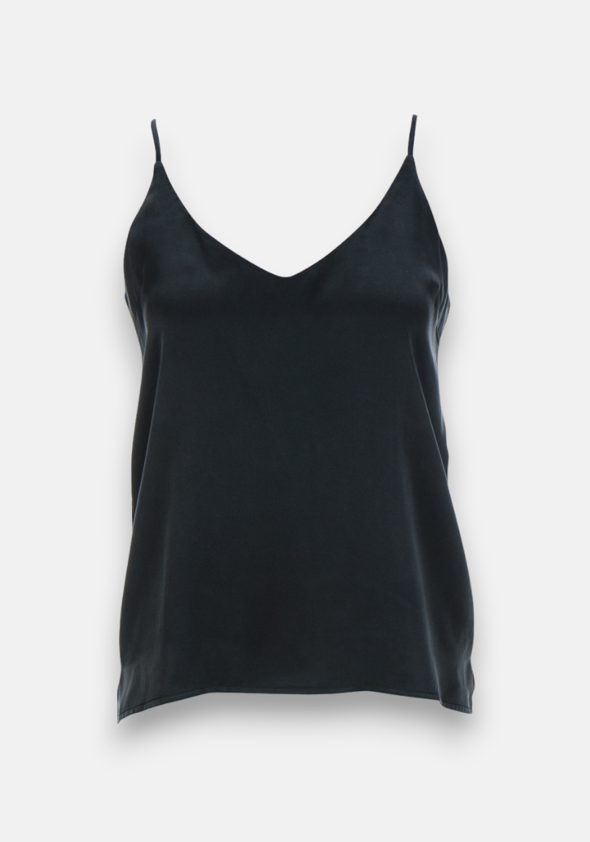 A sleeveless black camisole top by Princess Goes Hollywood aus glänzender Seide mit dünnen, verstellbaren Trägern und tiefem V-Ausschnitt. Lockerer Sitz, präsentiert auf weißem Hintergrund.