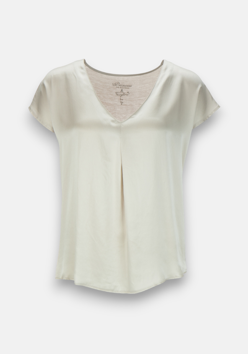 A short-sleeved, cream Seidentop by Princess Goes Hollywood with V-Ausschnitt and central pleat. The soft, slightly shiny fabric adds luxury, while the gently rounded hem completes the elegant look. Displayed on a white background.