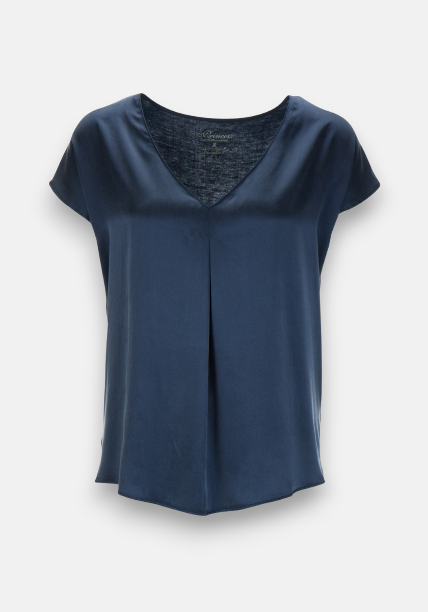 A short-sleeved, navy blue Seidentop by Princess Goes Hollywood with V-Ausschnitt and front pleat. The silky fabric and loose fit offer luxurious style, the elegant color and shape stand out against a plain white background.