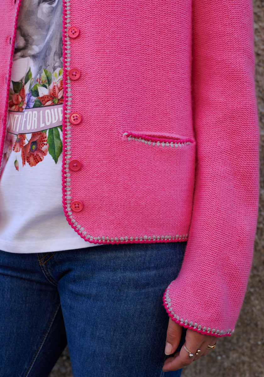 Pinke Strickjacke mit Handstich-Details