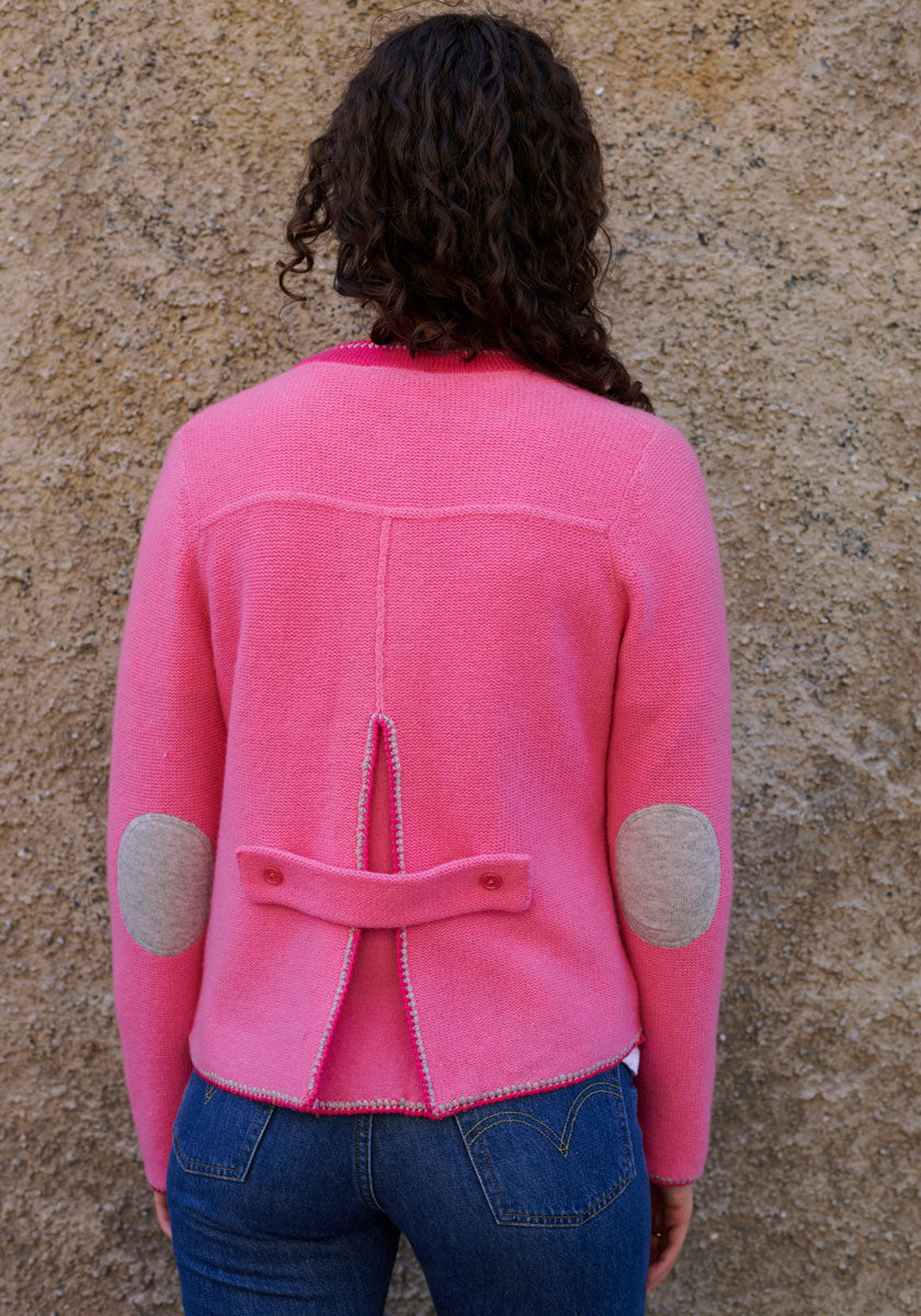 Pinke Strickjacke mit Handstich-Details