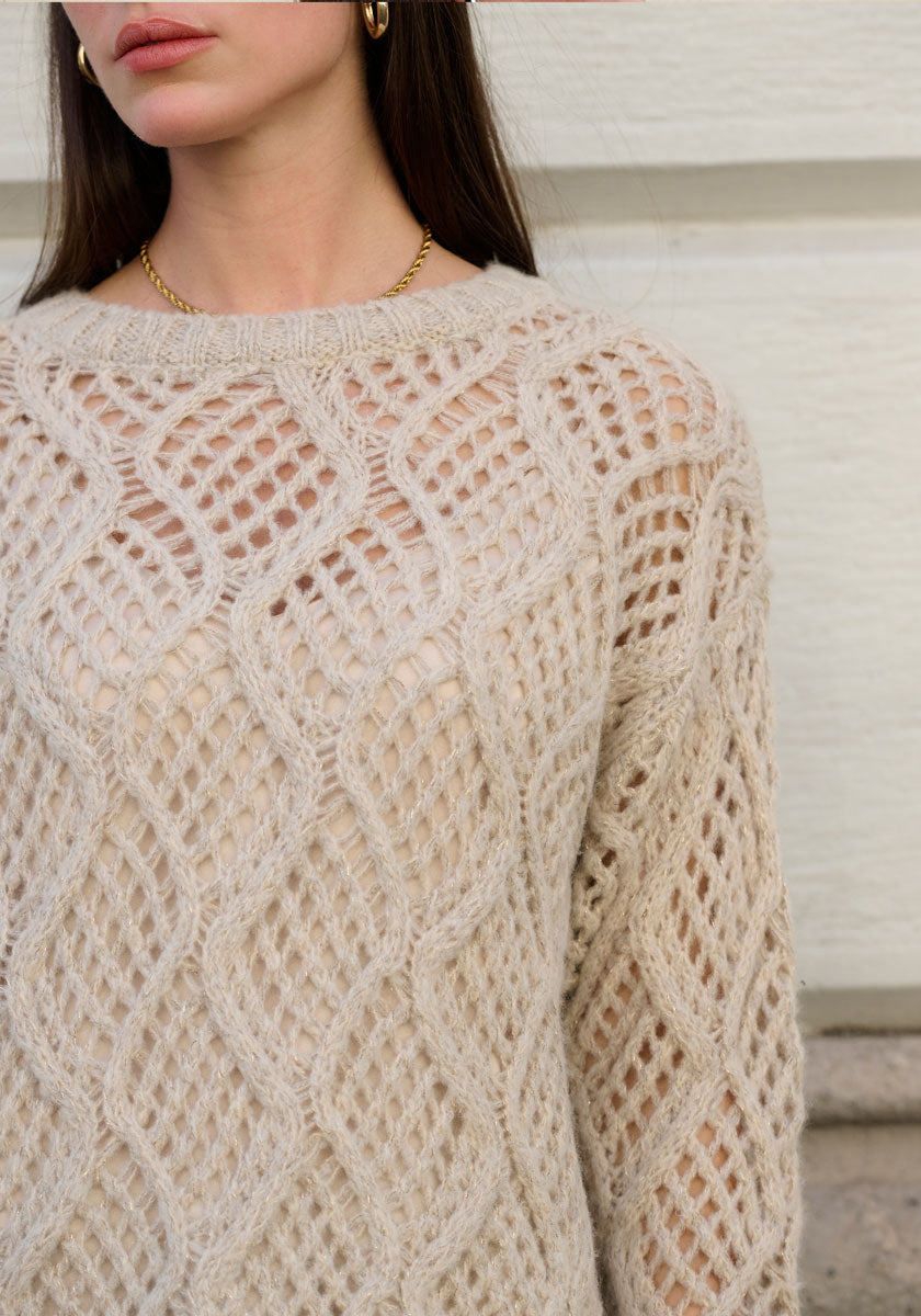 Champagnerfarbener Pullover im Ajourstrick