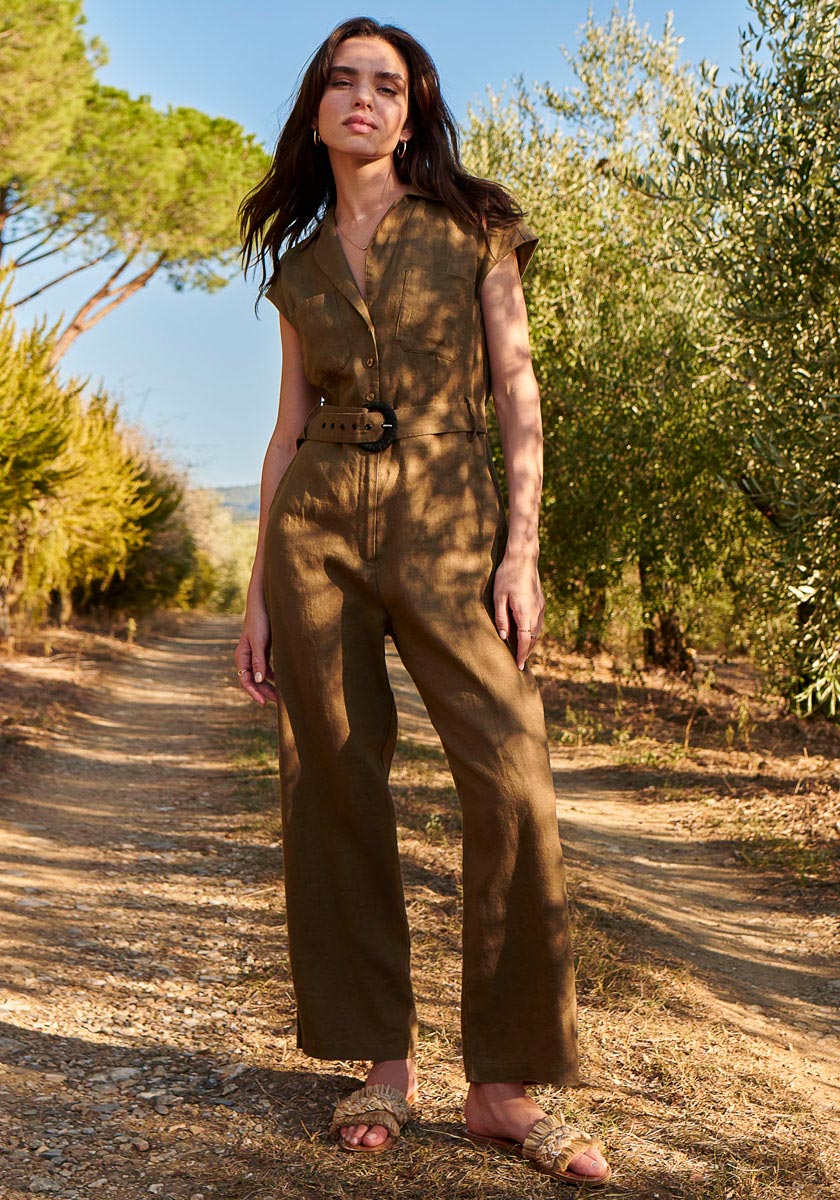 Jupsuit aus 100% Leinen in khaki Farben getragen von einer Dame auf einem Feldweg im globalen Süden