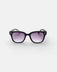 Eine schwarze Okkia-Sonnenbrille mit quadratischem Rahmen und violett getönten UV-400-Schutz-Gläsern steht mittig auf einem einfarbig weißen Hintergrund, mit kleinen weißen Pluszeichen in den oberen äußeren Ecken, wobei beide Gläser nach vorne zeigen.