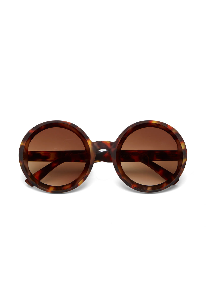 Okkia Oversize-Sonnenbrille mit UV 400-Schutz: Runde Sonnenbrille mit dickem, havannabraunem Rahmen und breitem, sanft gebogenem Steg – ein stilvoller Blickfang für modebewusste Persönlichkeiten vor weißem Hintergrund.