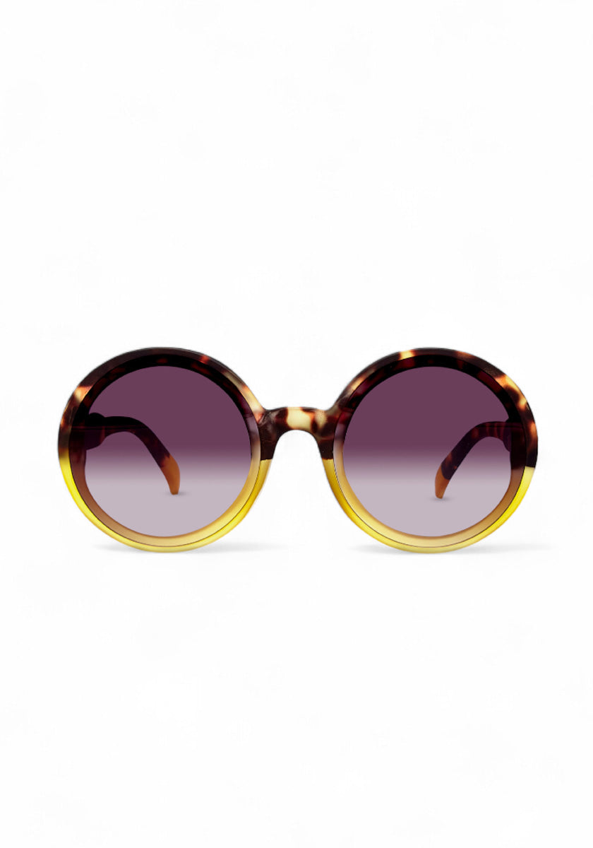 Okkia Round Oversize-Sonnenbrille mit UV 400-Schutz und Tortoiseshell-Muster in sanftem Gelbverlauf. Lila getönte Verlaufsgläser, ideal für stilbewusste Persönlichkeiten auf schlichtem, weißem Hintergrund.