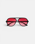 Schwarzgerahmte Aviator-Sonnenbrille von Okkia mit leuchtend rosa getönten Gläsern, von vorne vor einem schlichten weißen Hintergrund abgebildet. Diese Unisex-Aviator-Sonnenbrille verfügt über einen geraden oberen Steg und bietet zuverlässigen UV-400-Schutz, während sie unter dem Rahmen einen dezenten Schatten wirft.