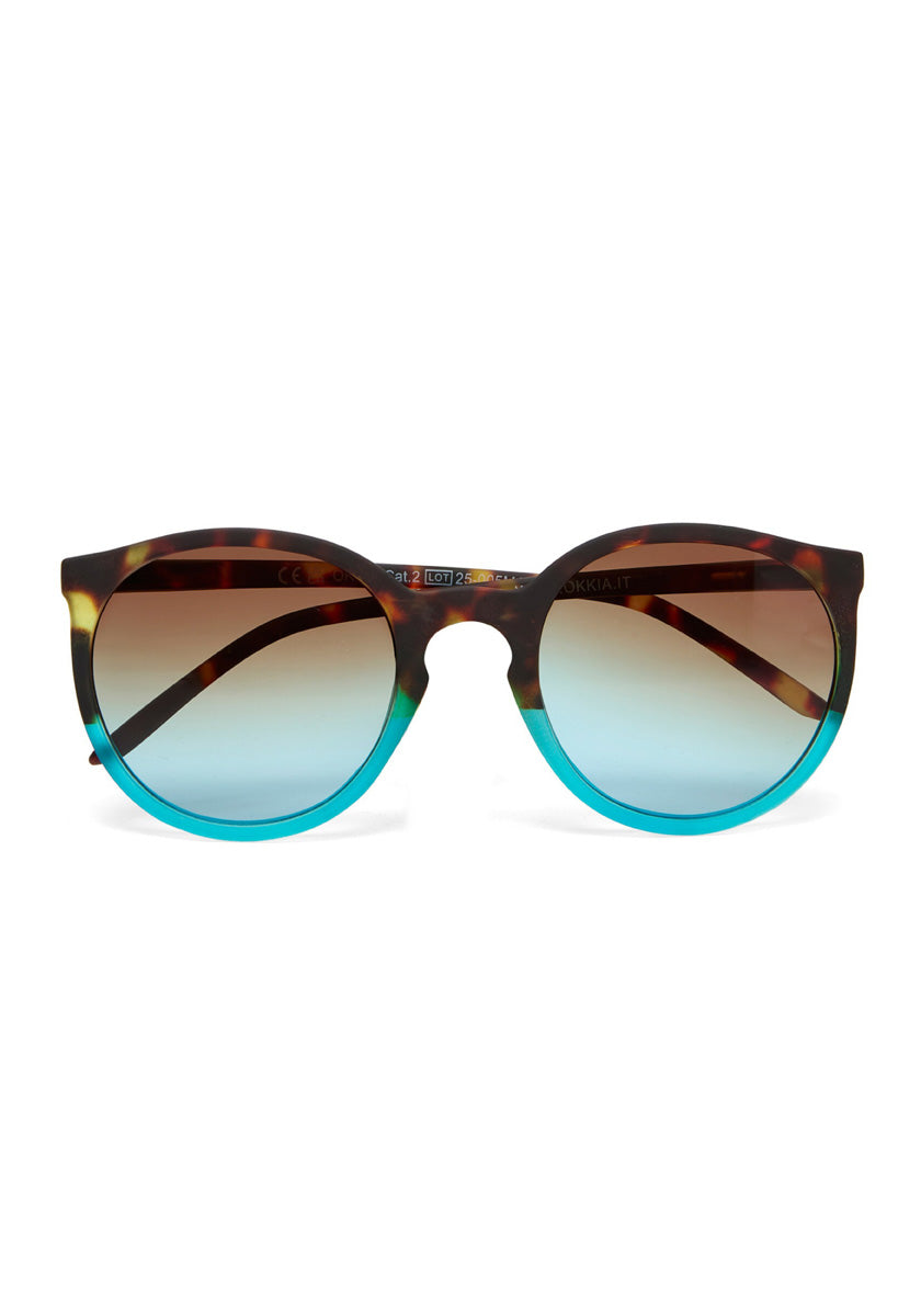 A pair of Okkia retro Sonnenbrille featuring tortoiseshell brown tops, turquoise blue bottoms, gradient UV 400 lenses from dark brown to light blue, and matching tortoiseshell arms.