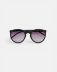 Die runde Sonnenbrille „Okkia“ mit schwarzem Rahmen und dunklen Verlaufsgläsern besticht durch ihren Retro-Stil und bietet UV-400-Schutz. Die moderne Sonnenbrille ist auf einem schlichten weißen Hintergrund abgebildet, wobei die Bügel hinter den Gläsern dezent zu erkennen sind.