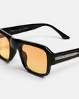 Nahaufnahme einer schwarzen, rechteckigen Sonnenbrille mit orange getönten Spiegelgläsern. Dieses Modell aus der Okkia CLUB-Kollektion im Vintage-Stil verfügt über ein metallisches Detail am Bügel und den Markennamen „Okkia“ in Silber. Der schlichte weiße Hintergrund betont die Reflexion in den Gläsern und unterstreicht das schlanke, moderne Design.
