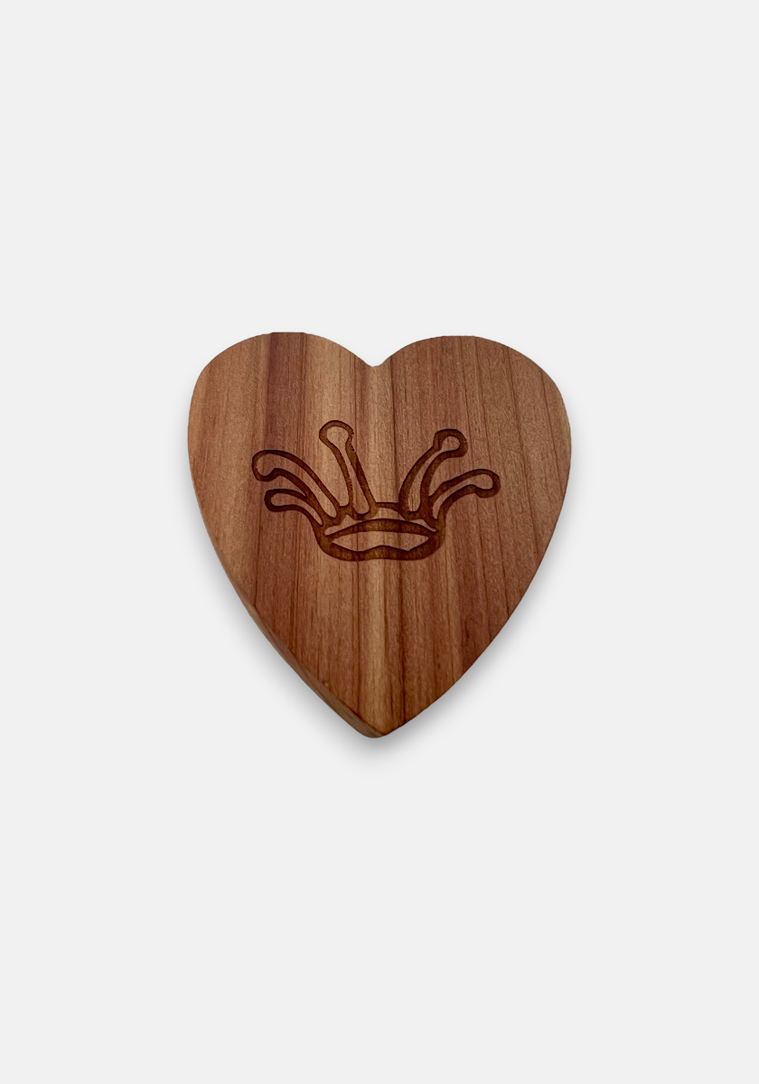 A heart-shaped Zedernholz piece by Princess Goes Hollywood, featuring a smooth finish, engraved crown design, and natural grain—perfect as a stylish Mottenschutz for your Kleiderschrank. Displayed on a plain white background.