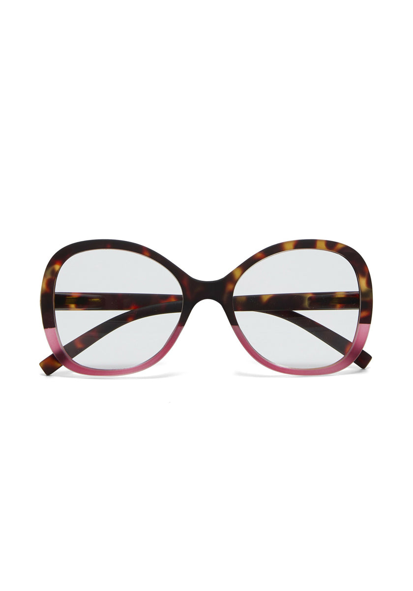 A pair of oversized Okkia Lesebrille with clear lenses. Rounded frames feature a brown tortoiseshell top and translucent pink bottom, matching tortoiseshell temples, and a stylish butterfly design for all-day comfort.