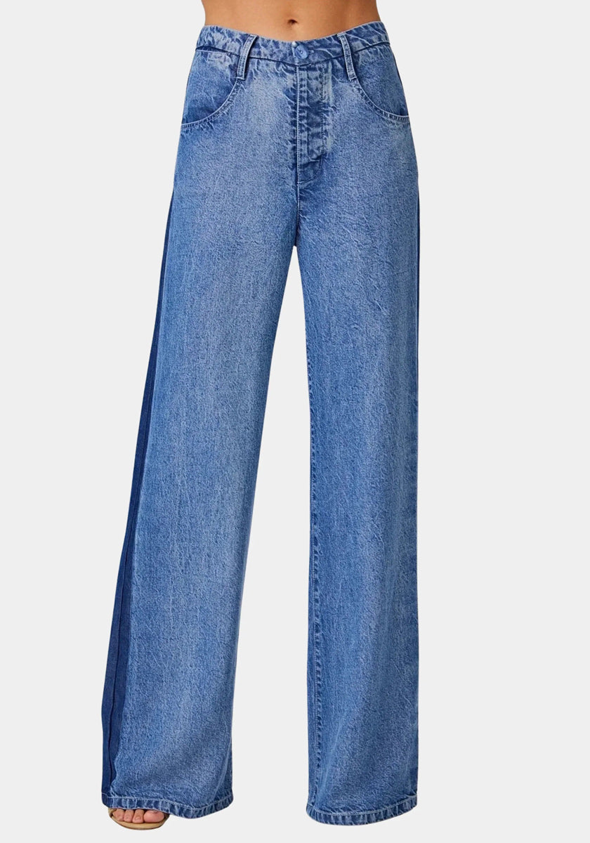 A person models Bella Dahl High-Waist Hose in light blue Denimoptik with visible seams, front pockets, wide legs, and a dark blue side stripe. Waist-down view against a plain background.