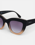 Nahaufnahme der schwarz-orangefarbenen Okkia Damen Sonnenbrille mit violetten Verlaufsgläsern, mit dem Markennamen auf dem linken Bügel. Dieser Retro-Stil bietet UV 400 Schutz gegen schädliche Strahlen. Einfarbig weißer Hintergrund.