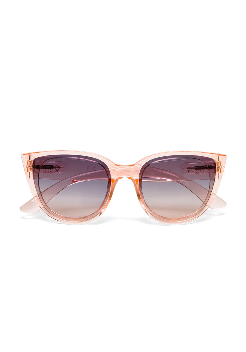 Die Okkia Cat-Eye-Sonnenbrille besticht mit transluzenten, hellrosafarbenen Soft-Touch-Rahmen und Verlaufsgläsern. Auf weißem Hintergrund präsentiert, bietet sie stylischen UV-Schutz.