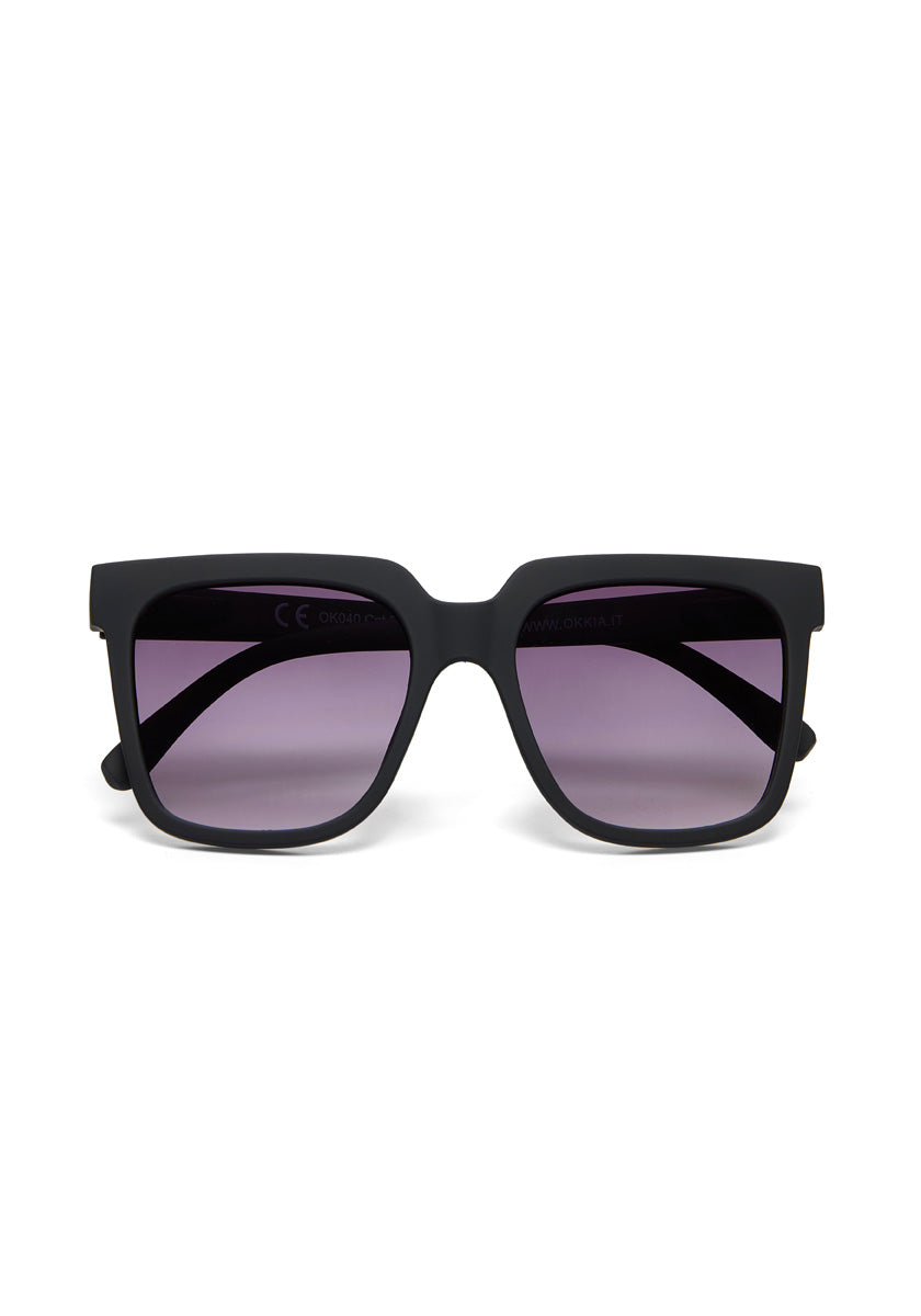 Front view of Okkia’s black, oversized square sunglasses with matte thick frames and wide arms. Dark purple-tinted lenses, quadratische Form, and UV 400-Schutz offer bold style and sun protection.