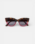 Okkia Cat-Eye Sonnenbrille mit Tortoiseshell-Muster am oberen Rand, transparentem Rosa unten, dunklen Gläsern und UV 400-Schutz - ein stilvoller Blickfang für Damen auf weißem Hintergrund.