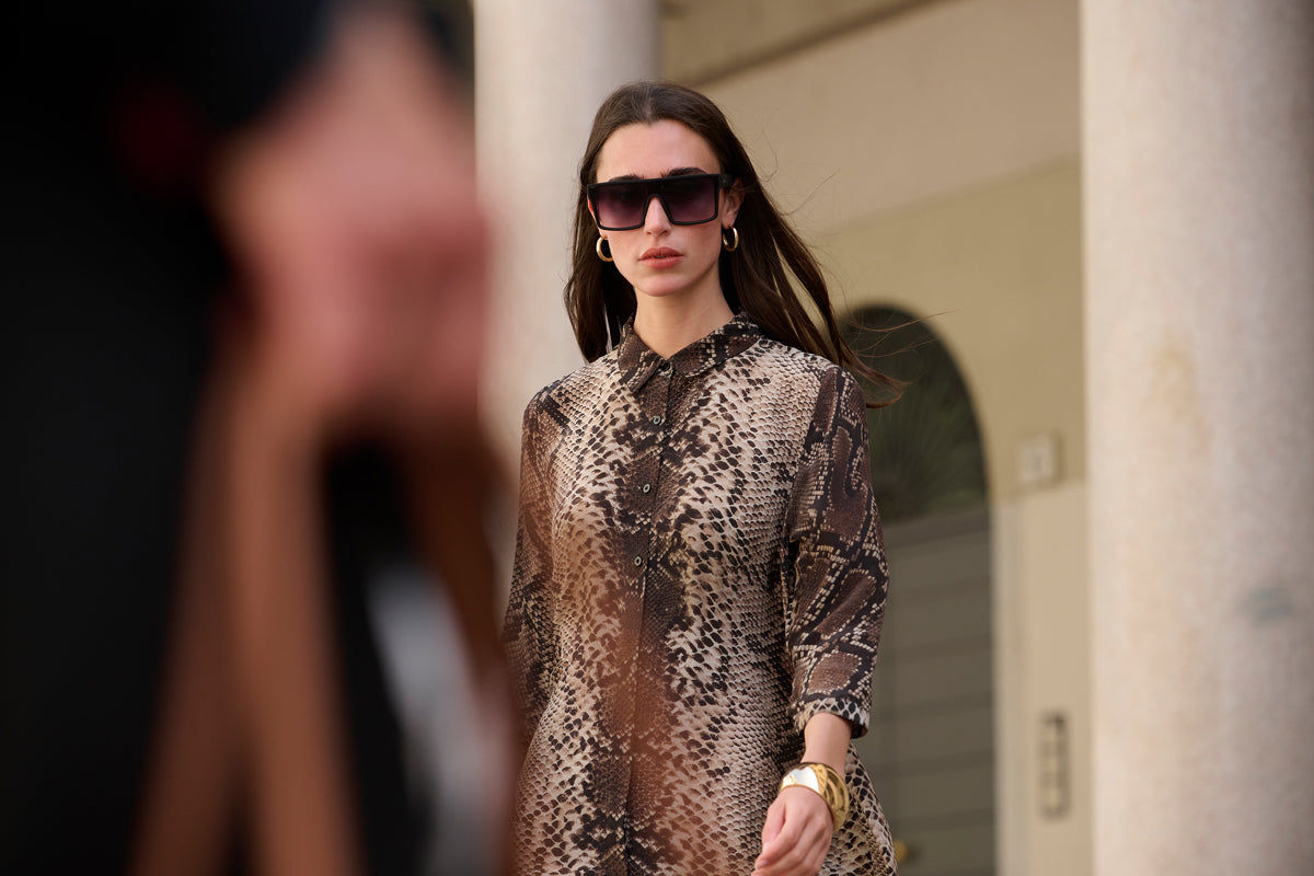 Frau in braunem Snake-Print Hemdkleid mit XXL Sonnenbrille und goldenen Creolen – Snake Trend Herbst 2025 Princess Goes Hollywood