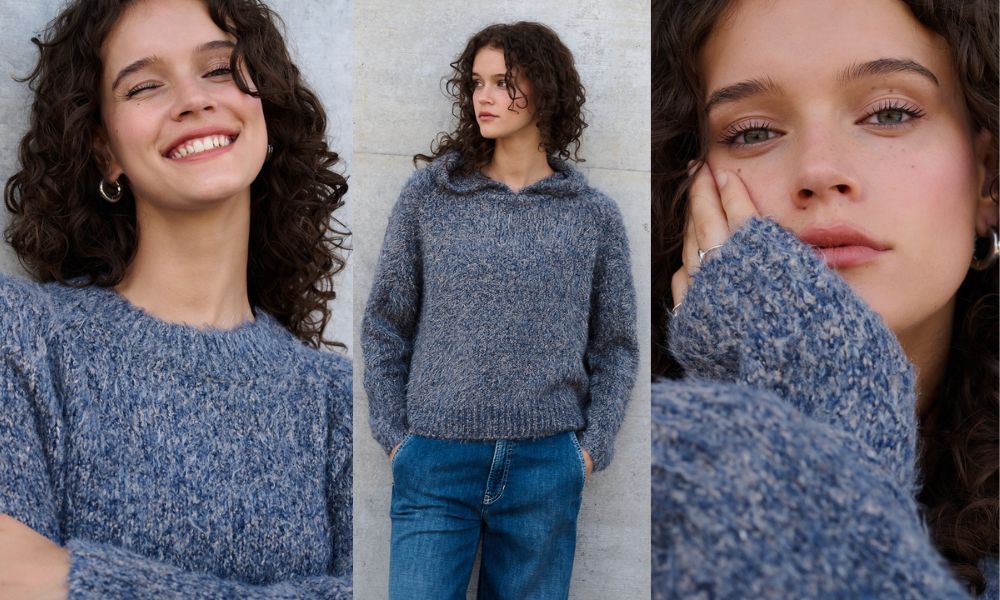Eine junge Frau mit lockigem braunem Haar trägt einen blaugrauen Strickpullover und Jeans. Auf einem Foto lächelt sie, auf einem anderen steht sie ruhig da, und auf einer Nahaufnahme berührt sie sanft ihr Gesicht.