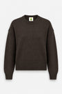 Ein dunkelbrauner, langärmeliger Damenpullover mit Rundhalsausschnitt ist vor einem schlichten weißen Hintergrund abgebildet. Er hat einen gerippten Kragen, gerippte Ärmelbündchen und einen gerippten Saum sowie ein kleines rechteckiges Etikett am Halsausschnitt, auf dem ein grüner Frosch mit einer Krone abgebildet ist.