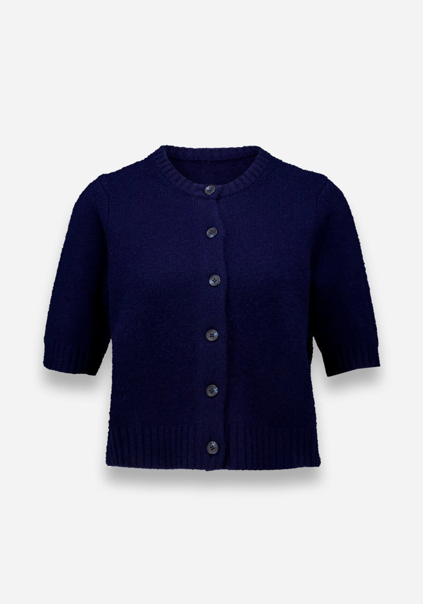 Ein marineblauer Princess Goes Hollywood Kaschmir Strickpullover mit kurzen Ärmeln, Rundhalsausschnitt, gerippten Säumen und einem Verschluss mit sechs passenden Knöpfen auf der Vorderseite, abgebildet auf einem schlichten weißen Hintergrund.