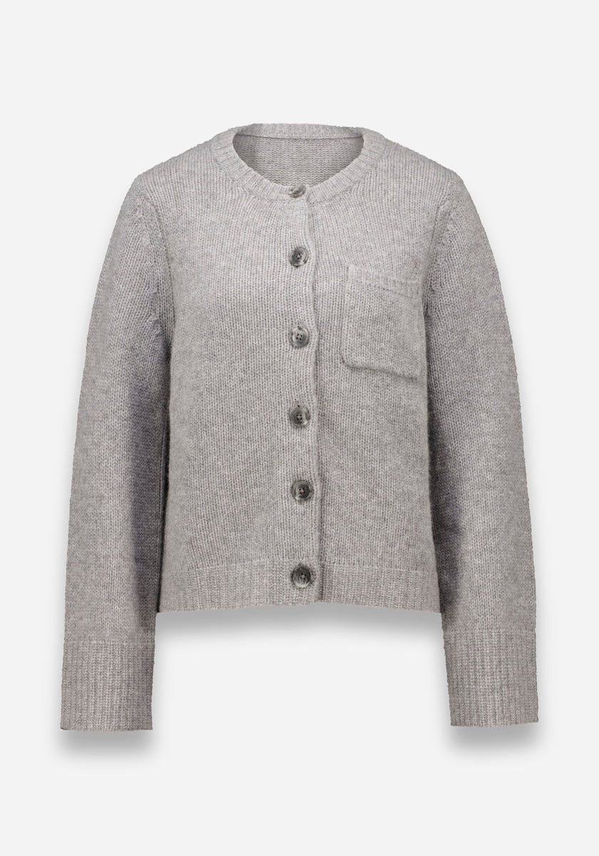Hellgrauer Kaschmir-Cardigan von Princess Goes Hollywood mit langen Ärmeln, Rundhalsausschnitt, Knopfverschluss vorne, gerippten Bündchen und Saum sowie einer kleinen Tasche auf der linken Brust. Abgebildet auf einem schlichten weißen Hintergrund.