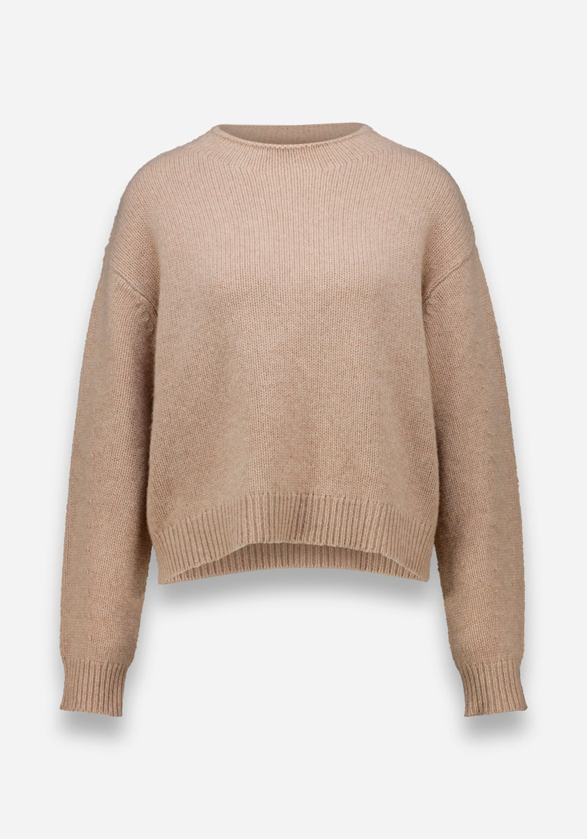 Ein beiger Kaschmir Strickpullover von Princess Goes Hollywood mit langen Ärmeln, Rundhalsausschnitt und entspannter, leicht kastiger Passform. Das gestrickte Oberteil hat gerippte Bündchen, Saum und Ausschnitt und ist vor weißem Hintergrund zu sehen.
