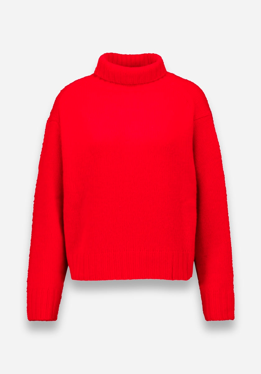 Ein leuchtend roter Princess Goes Hollywood Strickpullover Damen mit einem gerippten Rollkragen, Bündchen und Saum. Dieser Kaschmir Rollkragenpullover hat eine lockere, leicht kastenförmige Passform und eine weiche Struktur, die sich auf einem schlichten weißen Hintergrund zeigt.
