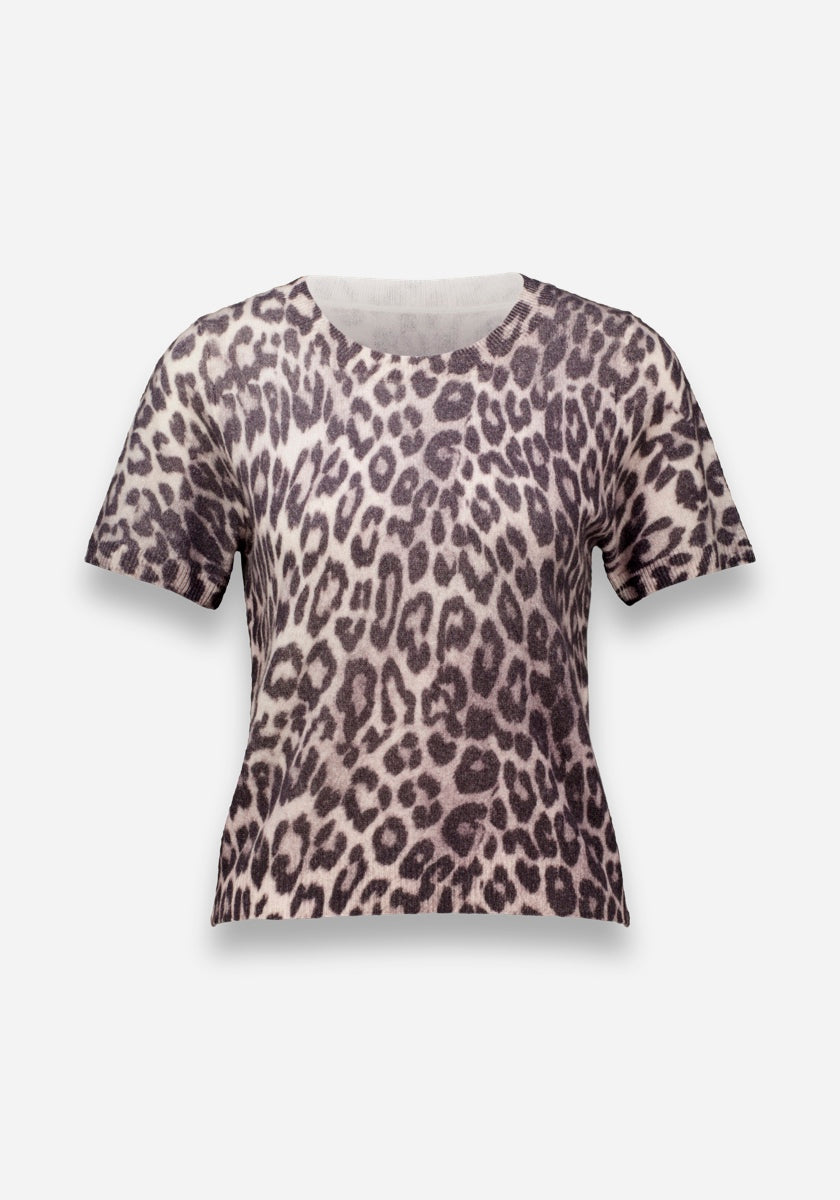 Das Princess Goes Hollywood T-Shirt hat kurze Ärmel, einen Rundhalsausschnitt und einen Allover-Leo-Print in Braun-, Schwarz- und Beigetönen. Auf weißem Hintergrund wirkt es weich und leicht.