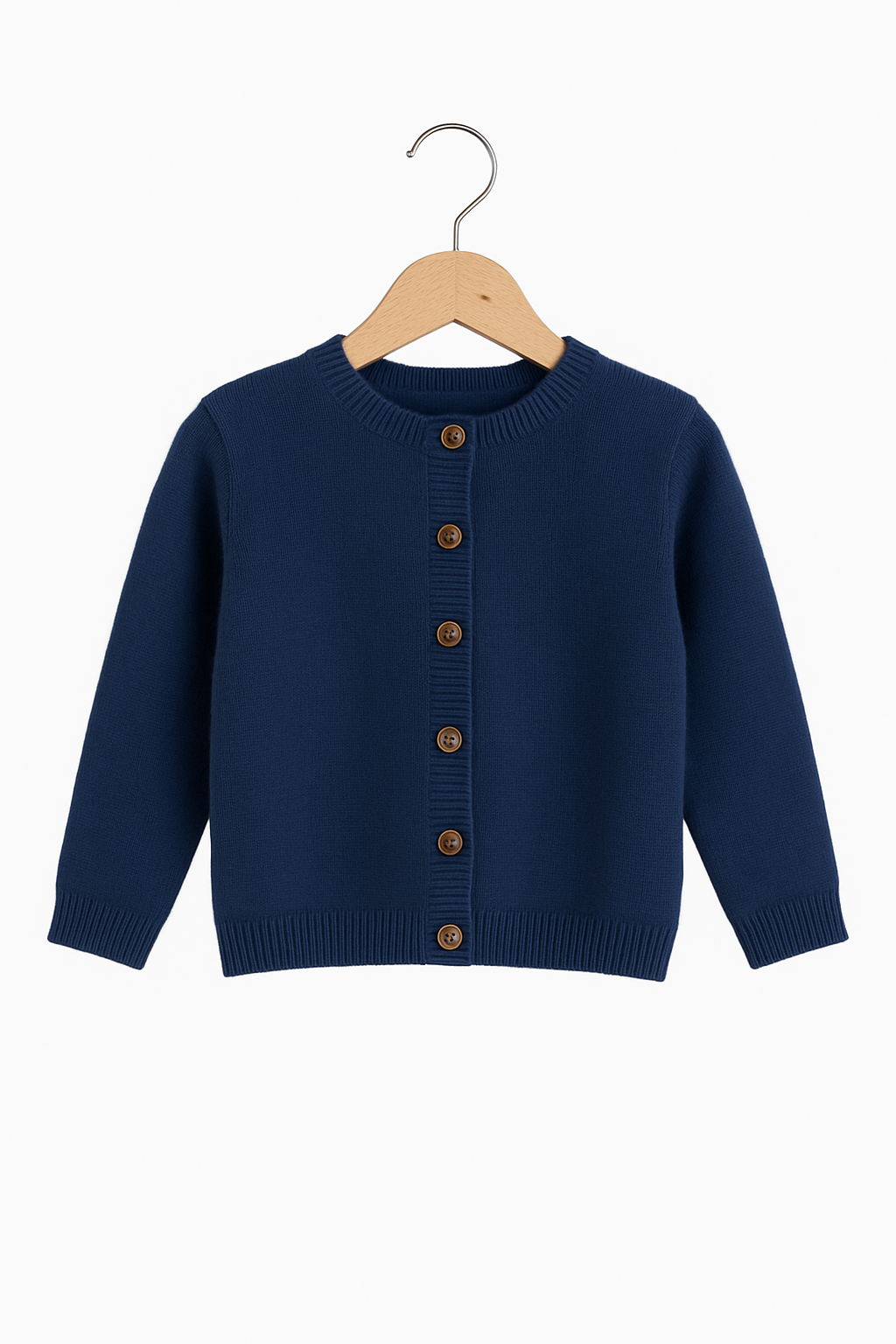 Eine marineblaue, langärmelige Strickjacke von Princess Goes Hollywood in Kindergröße mit Rundhalsausschnitt hängt an einem Holzbügel. Sie hat gerippte Bündchen und einen gerippten Saum, sechs braune Knöpfe auf der Vorderseite und eine weiche Textur - ideal für jede Gelegenheit.