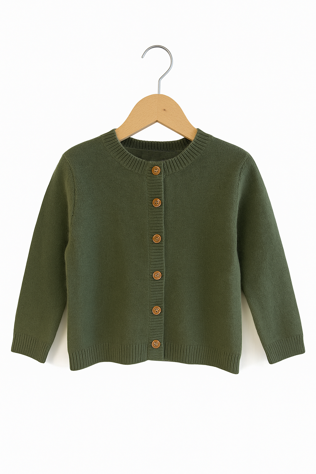 Eine olivgrüne Kinder-Strickjacke von Princess Goes Hollywood mit Rundhalsausschnitt, langen Ärmeln, Holzknöpfen und gerippten Bündchen hängt auf einem Holzbügel vor weißem Hintergrund.