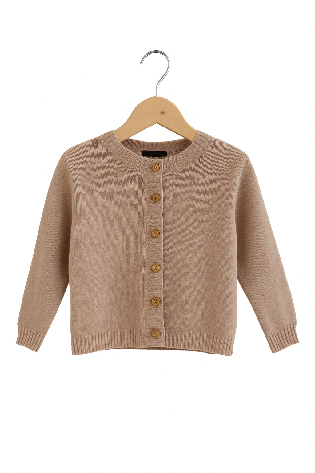 Eine beige Strickjacke für Kinder von Princess Goes Hollywood aus weichem Kaschmir mit Rundhalsausschnitt, gerippten Bündchen und Saum sowie sechs braunen Knöpfen hängt auf einem Holzkleiderbügel vor weißem Hintergrund.