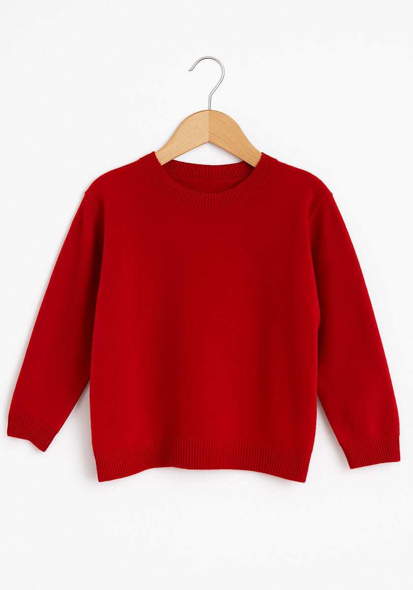 Ein schlichter, langärmeliger, roter Strickpullover Kinder von Princess Goes Hollywood hängt auf einem Holzbügel vor einem weißen Hintergrund. Er hat einen Rundhalsausschnitt, Rippbündchen an Ärmeln und Saum und weist keine sichtbaren Muster oder Logos auf.