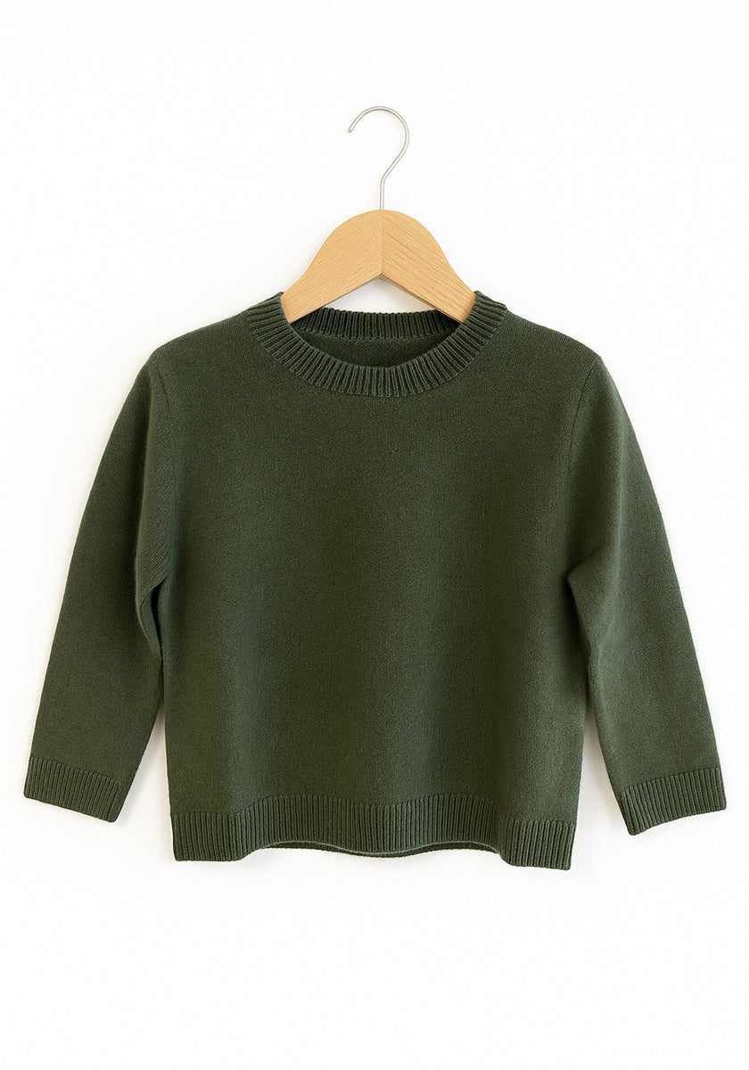 Ein kleiner, langärmeliger, olivgrüner Strickpullover Kinder von Princess Goes Hollywood mit gerippten Bündchen, Saum und Kragen hängt auf einem hellen Holzbügel vor einem schlichten weißen Hintergrund. Der Pullover sieht einfach und gemütlich aus, ideal für Kinder.