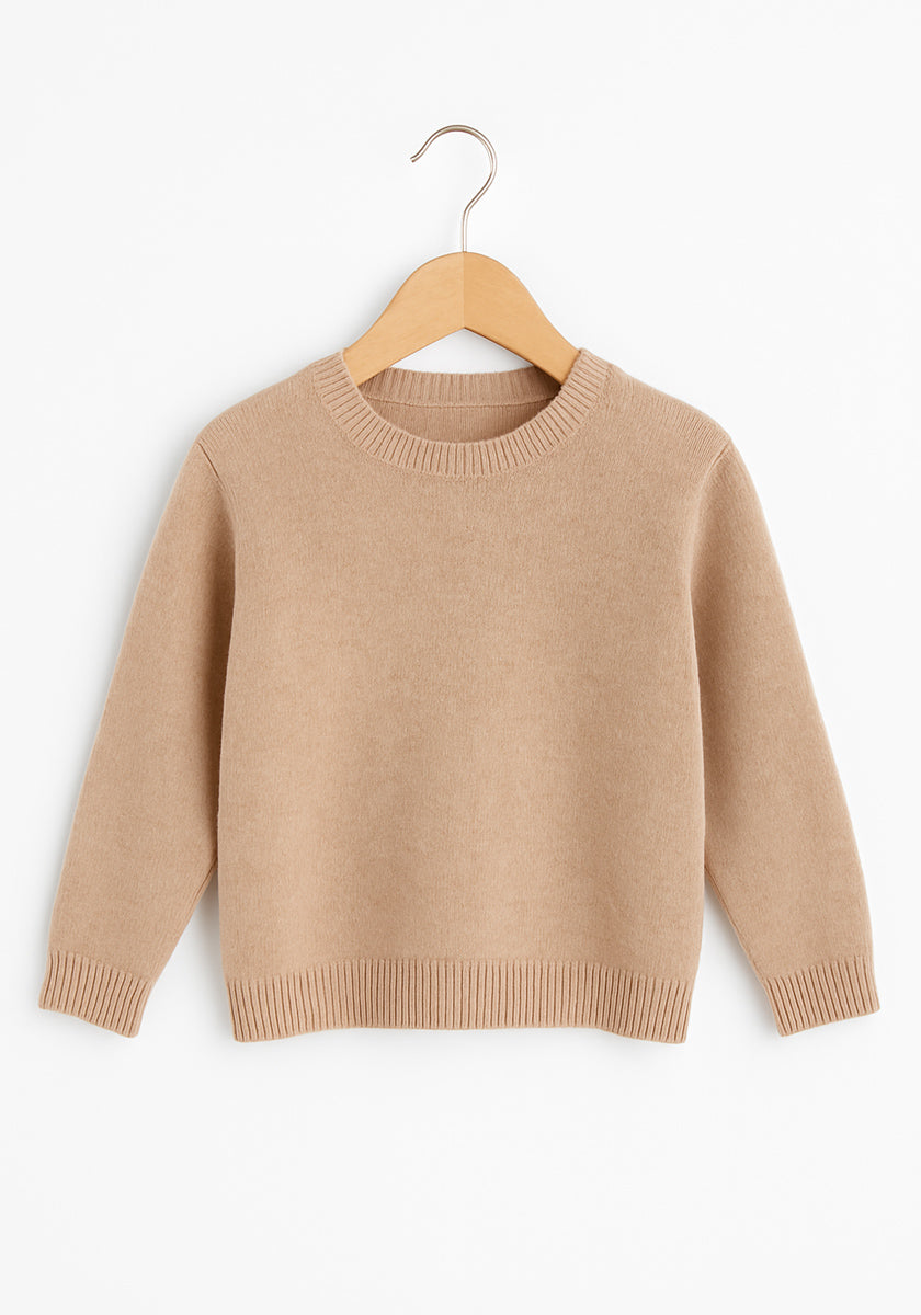 Ein hellbrauner Princess Goes Hollywood Kaschmir Strickpullover Kinder hängt auf einem Holzbügel vor einem weißen Hintergrund. Dieser langärmelige Pullover hat gerippte Bündchen, Saum und Kragen für einen einfachen, klassischen Look.