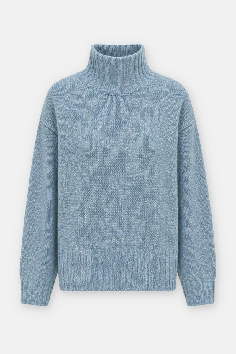 Ein hellblauer, melierter Strickpullover mit Rollkragen. Dieser Kaschmirpullover in lockerer Passform besticht durch überschnittene Schultern und gerippte Details an Kragen, Ärmelbündchen und Saum, die sich von einem schlichten hellgrauen Hintergrund abheben.