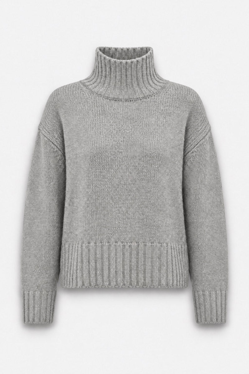 Ein grauer Rollkragenpullover aus Kaschmir mit grober Strickstruktur. Er verfügt über einen gerippten hohen Kragen, gerippte Ärmelbündchen und einen gerippten Saum und wird vor einem schlichten weißen Hintergrund präsentiert.