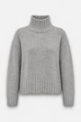 Ein grauer Rollkragenpullover aus Kaschmir mit grober Strickstruktur. Er verfügt über einen gerippten hohen Kragen, gerippte Ärmelbündchen und einen gerippten Saum und wird vor einem schlichten weißen Hintergrund präsentiert.