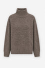 Ein brauner Rollkragenpullover aus grobem Strick mit langen Ärmeln und breiten Rippbündchen an Kragen, Ärmelbündchen und Saum, präsentiert vor einem schlichten weißen Hintergrund als stilvoller Strickpullover für Damen.