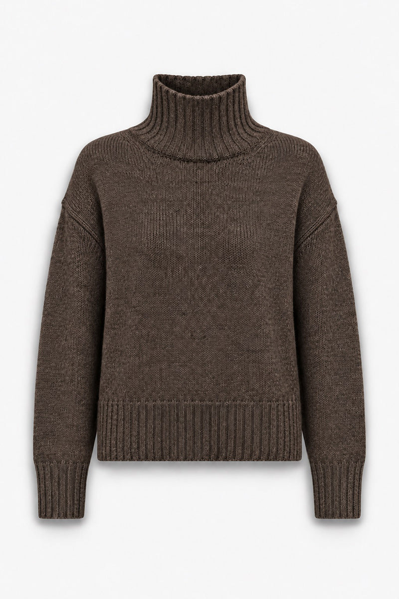 Ein brauner, langärmeliger Kaschmir-Rollkragenpullover vor weißem Hintergrund. Er verfügt über einen grob gerippten Kragen, Ärmelbündchen und Saum mit einer weichen, gestrickten Struktur.