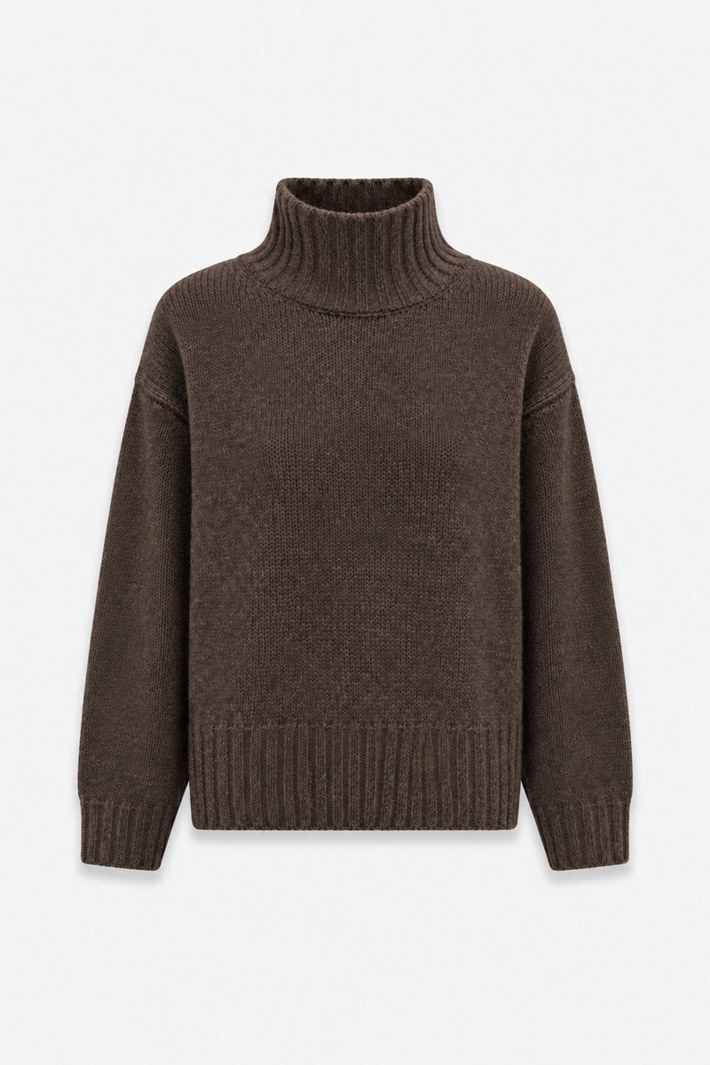 Ein dunkelbrauner Kaschmir-Rollkragenpullover mit überschnittenen Schultern. Er verfügt über einen grob gerippten Kragen, Ärmelbündchen und Saum, die sich von einem schlichten hellgrauen Hintergrund abheben.